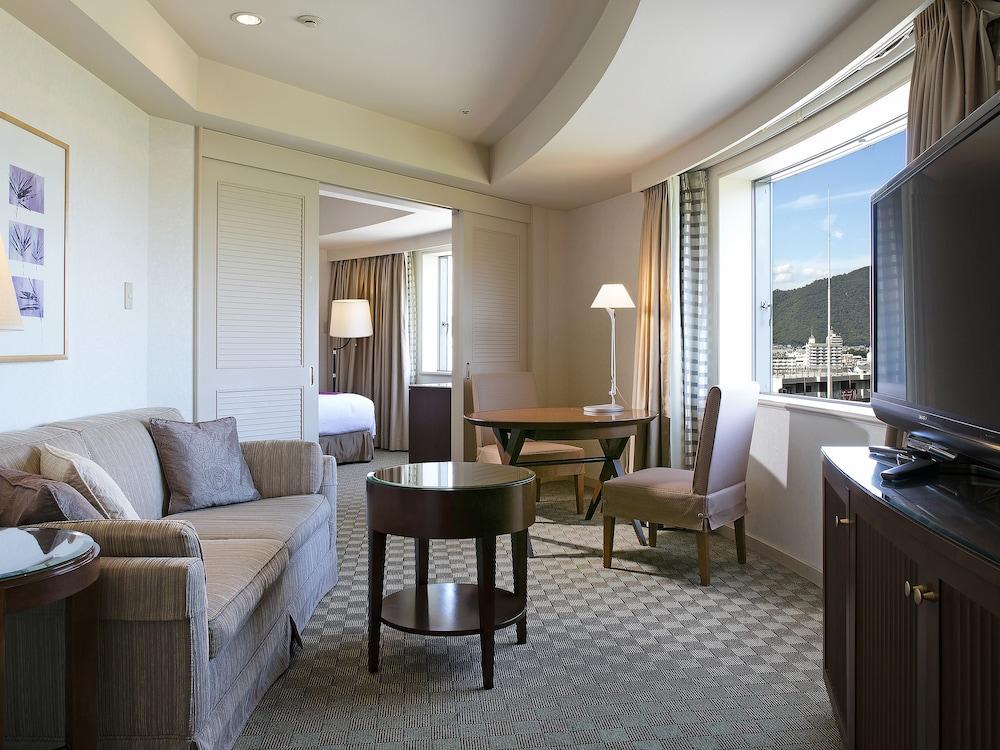 Miyako Hotel Gifu Nagaragawa Экстерьер фото A suite at the Hilton Tokyo