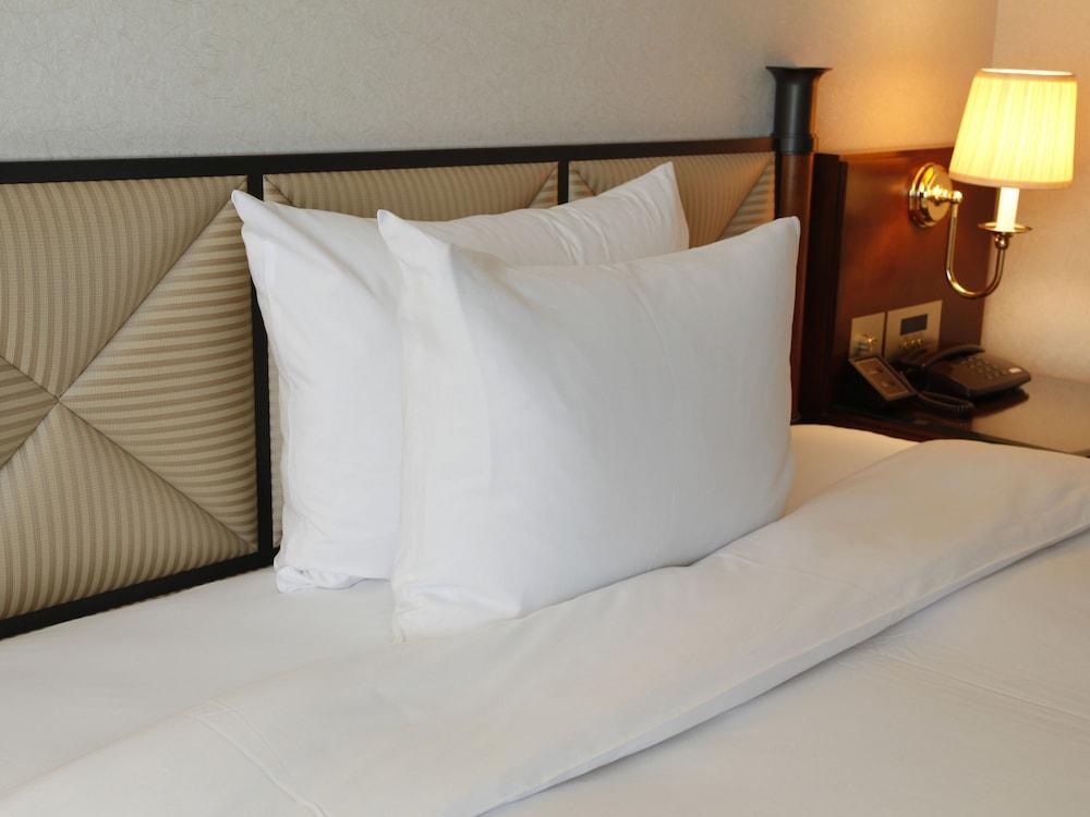 Miyako Hotel Gifu Nagaragawa Экстерьер фото A pillow on a bed