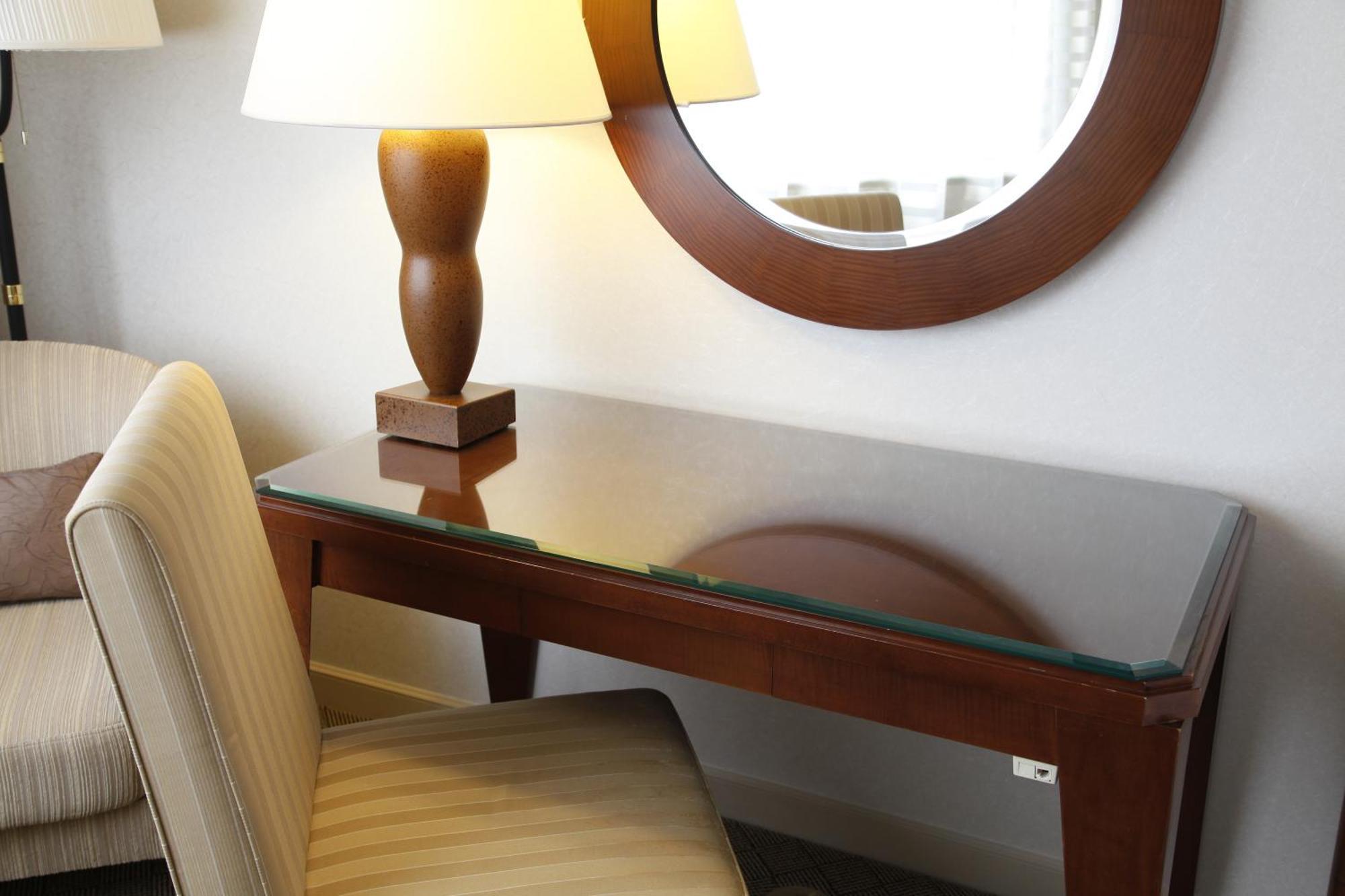 Miyako Hotel Gifu Nagaragawa Экстерьер фото A table with a glass top