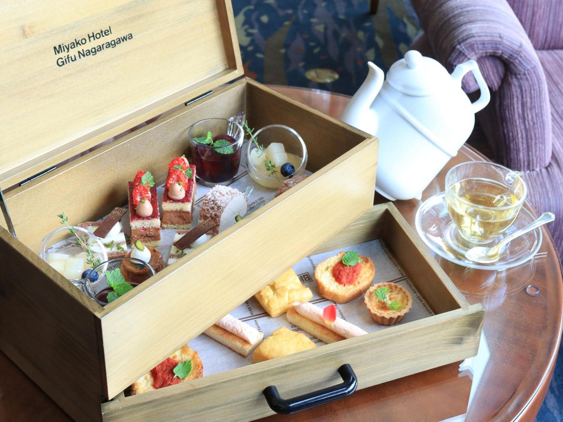Miyako Hotel Gifu Nagaragawa Экстерьер фото Afternoon tea at the hotel