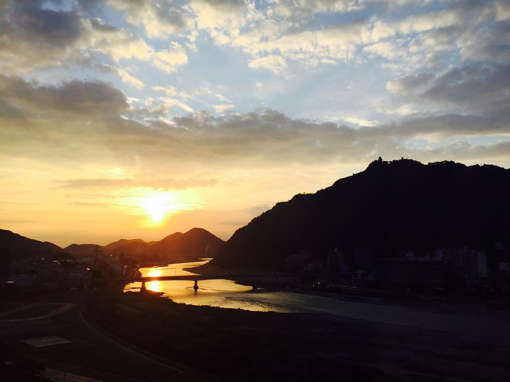 Miyako Hotel Gifu Nagaragawa Экстерьер фото Sunset over the river